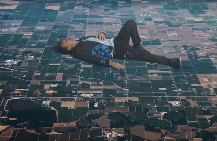 Слова и перевод песни Coldplay – Up up, изображение 1